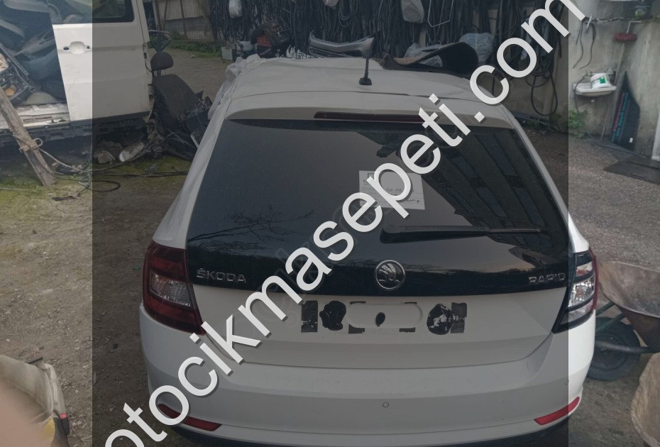 SKODA RAPİD BAGAJ KAPAĞI