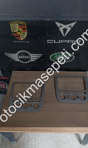 1Q0858069 VW SCİROCCO TEYP ÇERÇEVESİ 2009-2016