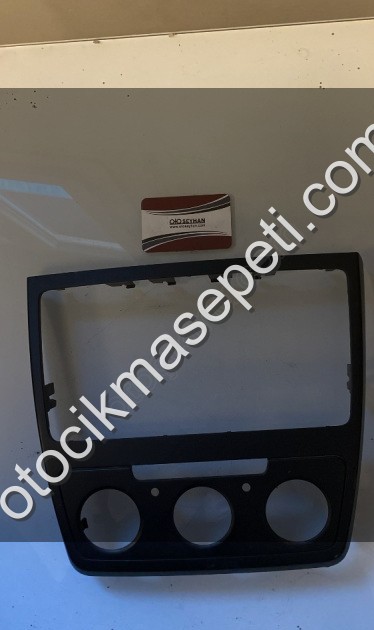 5L0858069G Skoda Yeti 2012 klima paneli ve teyp çerçevesi