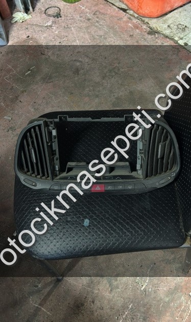 2019 FİAT DOBLO ÇIKMIŞ ORJİNAL TEYP ÇERÇEVESİ DİFLİZÖR
